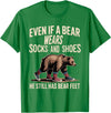 Silly Nature Puns Camping Laughs Bear Wears Shoes But Still Has Bear Feet - T-Shirt - Kelly Green
